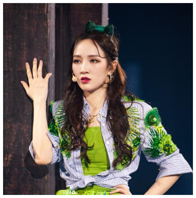 她跟王霏霏之前是一个女团的,虽然两人在国内的知名度不高,但是金子