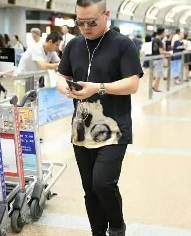 岳云鹏私服穿搭有品位,休闲夹克搭黑墨镜,与身旁老婆对比明显