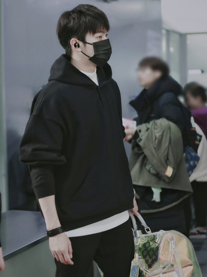 黑色长裤凸显出了许凯笔直的性感大长腿,许凯身高185cm,109cm的腿长就