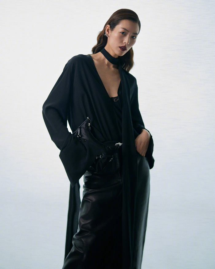 超模刘雯今日南京活动造型全黑look尽显姐的无敌气场