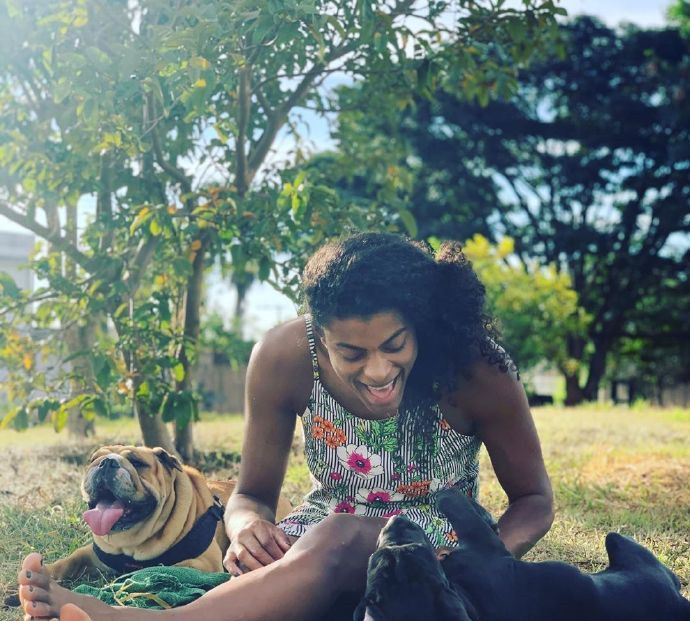 巴西女排奥运冠军费加雷,赛场外还挺漂亮的