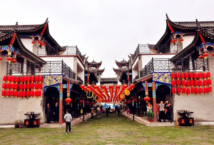 在这里可以看到永仁的彝绣精品和苴却砚等独具特色的非遗文化旅游产品