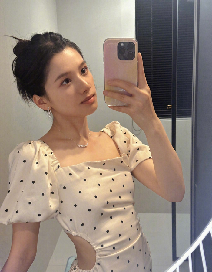 张婧仪素颜随拍还原真实美貌青春无敌素颜美人