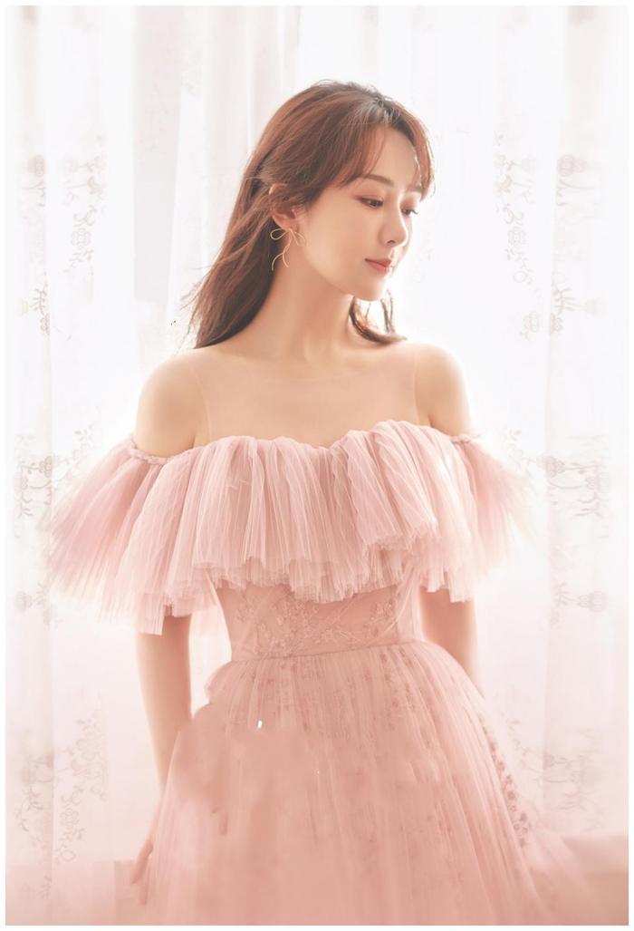 杨紫浪漫婚纱造型照释出 长发微卷气质甜美清纯__财经头条