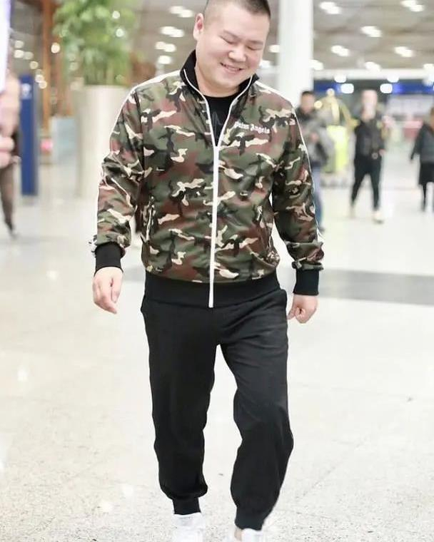 岳云鹏私服穿搭有品位,休闲夹克搭黑墨镜,与身旁老婆对比明显