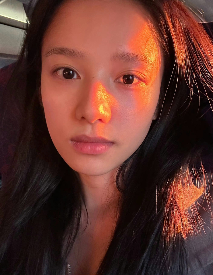 张婧仪素颜随拍!还原真实美貌,青春无敌素颜美人__财经头条