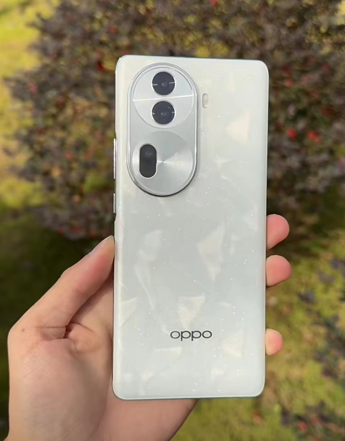 opporeno11月光宝石确如月儿般温柔