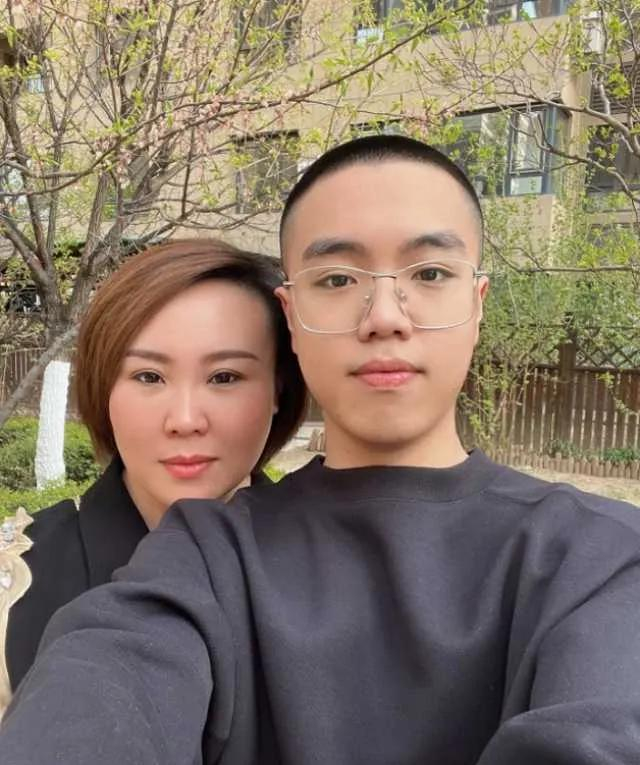 刘能送儿子出国留学，住三层复式楼房，妻子仍在哭穷，引起热议__财经头条__新浪财经