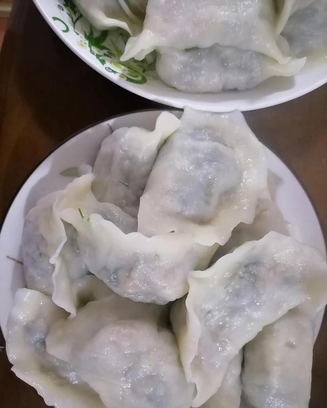 煮好的苜蓿菜餃子餡大皮薄,油汪汪的苜蓿菜餃子就這樣出來了.