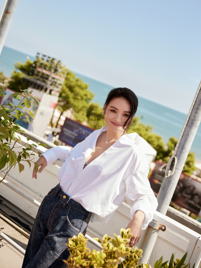 舒淇出席第80届威尼斯国际电影节白衬衫搭配牛仔裤的高定造型