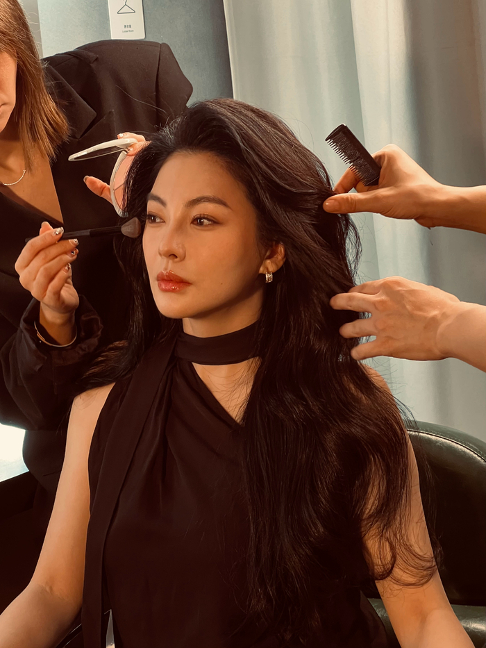 5/ 7张雨绮的一组工作花絮照曝光,她在化妆时被抓拍,卷发红唇妆容精致