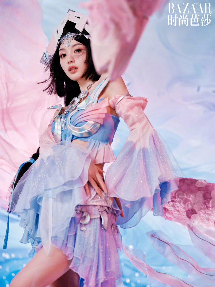 田曦薇cos西施乘鲤谣,曦光照耀,万物皆明.春风拂吹水面