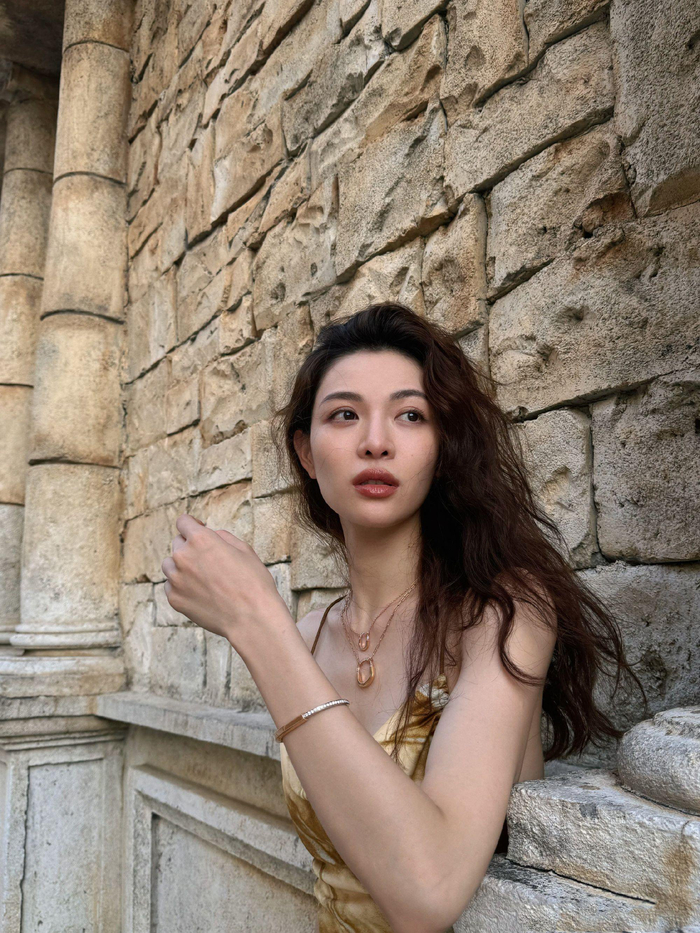 钟楚曦的日落丁达尔穿搭,捕捉柔意光影与轻盈