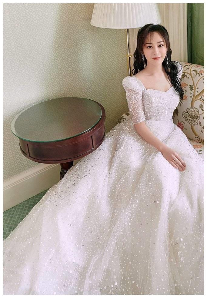 杨紫浪漫婚纱造型照释出 长发微卷气质甜美清纯