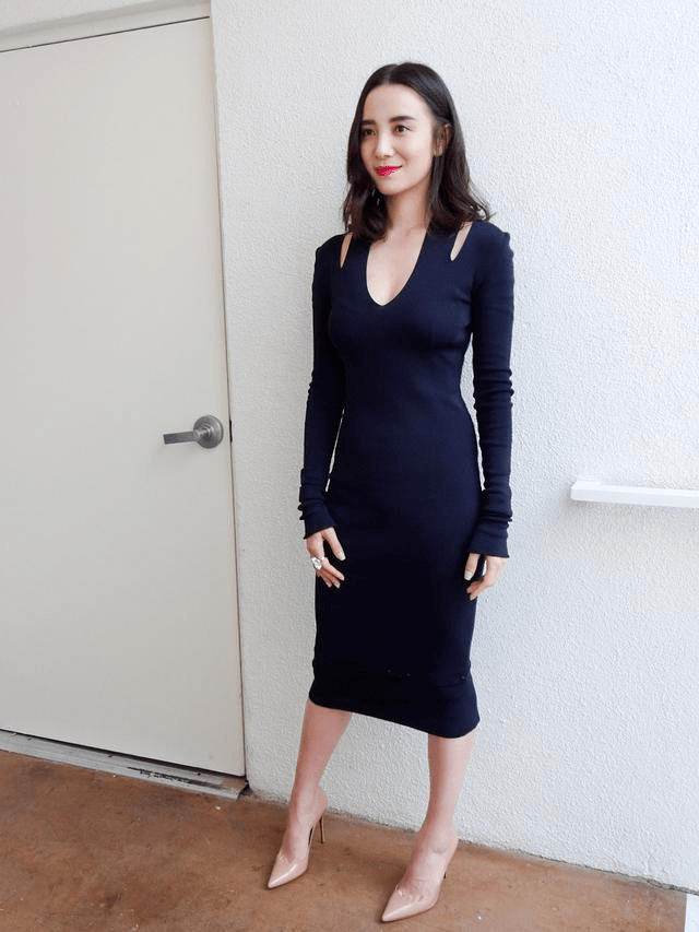 宋佳在国外看秀翻车了穿紧身裙腰部赘肉泛滥但腰臀比超惊艳