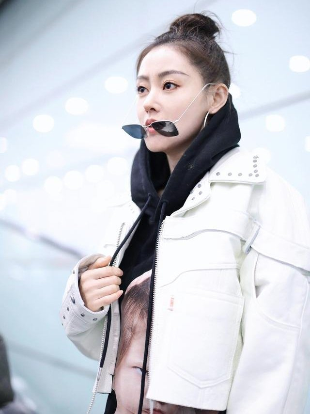 李汶翰穿女装,铆钉皮衣搭配印花衬衫,意外撞上张天爱?