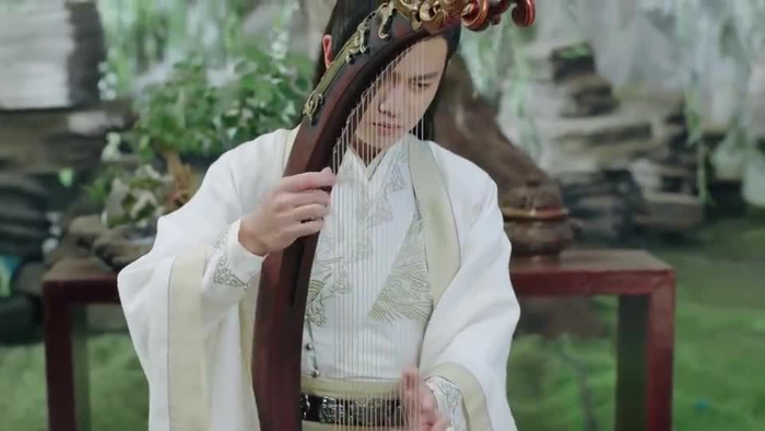 锦衣之下:陆绎一身白衣,在院里弹箜篌