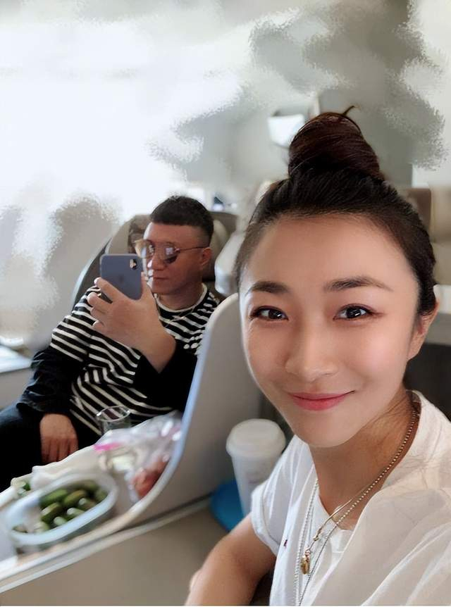 网友偶遇孙红雷夫妇米兰定制家具,39岁王骏迪身材苗条,气质优雅