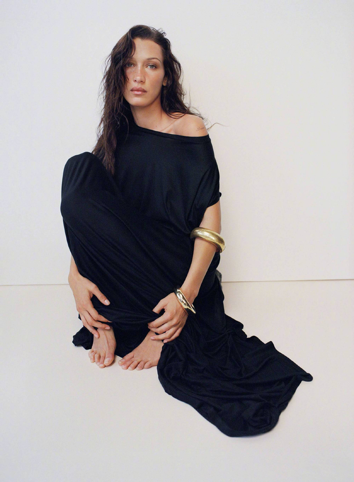 许久未见的超模bellahadid身着balenciaga亮相封面