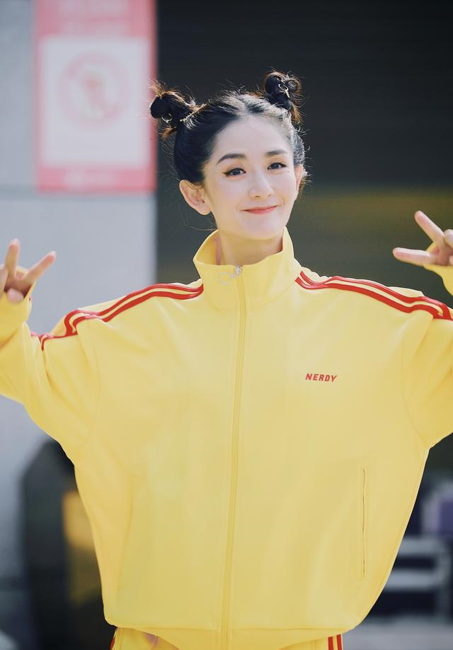 "太阳女神"谢娜,双丸子头搭配牛仔衣,俏皮又灵动,很少女