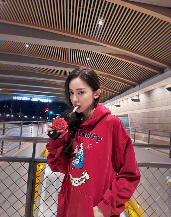 真不愧是我们古灵精怪的大美女,好喜欢这一次古力娜扎侧麻花辫
