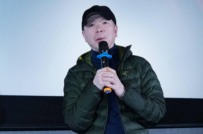 53岁冯小刚近况曝光，《老炮》后时隔6年再演戏，现身重庆拍电影