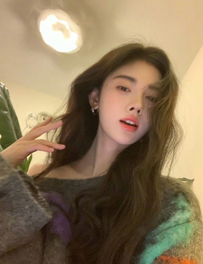 鞠婧祎露肩毛衣,全新随拍,露肩毛衣展现小性感,自带氛围感