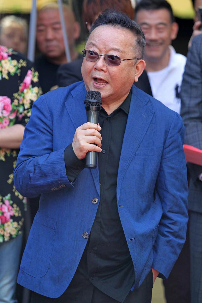 王刚回应清空社交账号解散粉丝群:实在没兴趣和精力去经营下去!|老师|移民|北京卫视|节目|和珅_新浪娱乐_新浪新闻