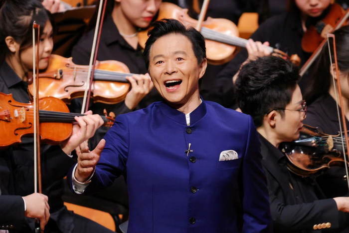 著名男高音歌唱家王宏伟倾情献唱《天路》,用坚定豪迈,温暖深情的歌声