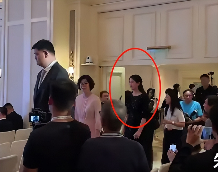 "小巨人"传人现身了!肉眼可见比母亲高,14岁姚沁蕾身高超1米9