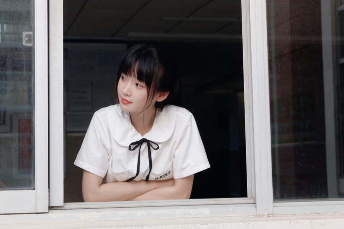 校服穿搭青春无敌,少女马尾清爽夏日__财经头条