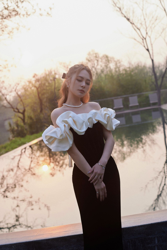 钟欣桐春日编发造型惬意春光光影成画优雅动人