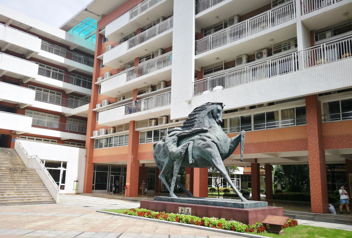 游览一番广州市第五中学，培养莘莘学子的好地方