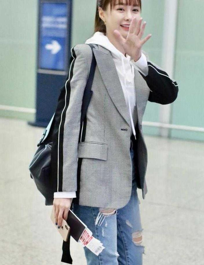 沈梦辰是搭配高手西装白色卫衣搭牛仔裤照穿甩朋友圈几条街