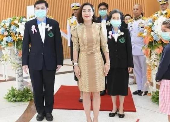 42岁帕公主换发型短发意外撞脸郭晶晶泰国未来女王就是霸气