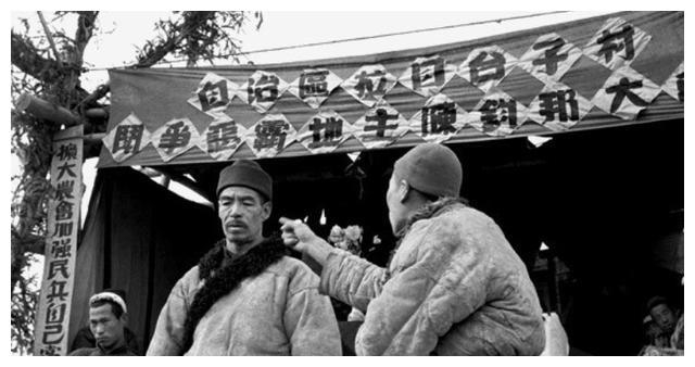 1951年批斗地主场景,图3地主跪在地上,图6分发财物|青海|没收|地主