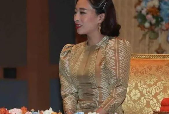 42岁帕公主换发型短发意外撞脸郭晶晶泰国未来女王就是霸气