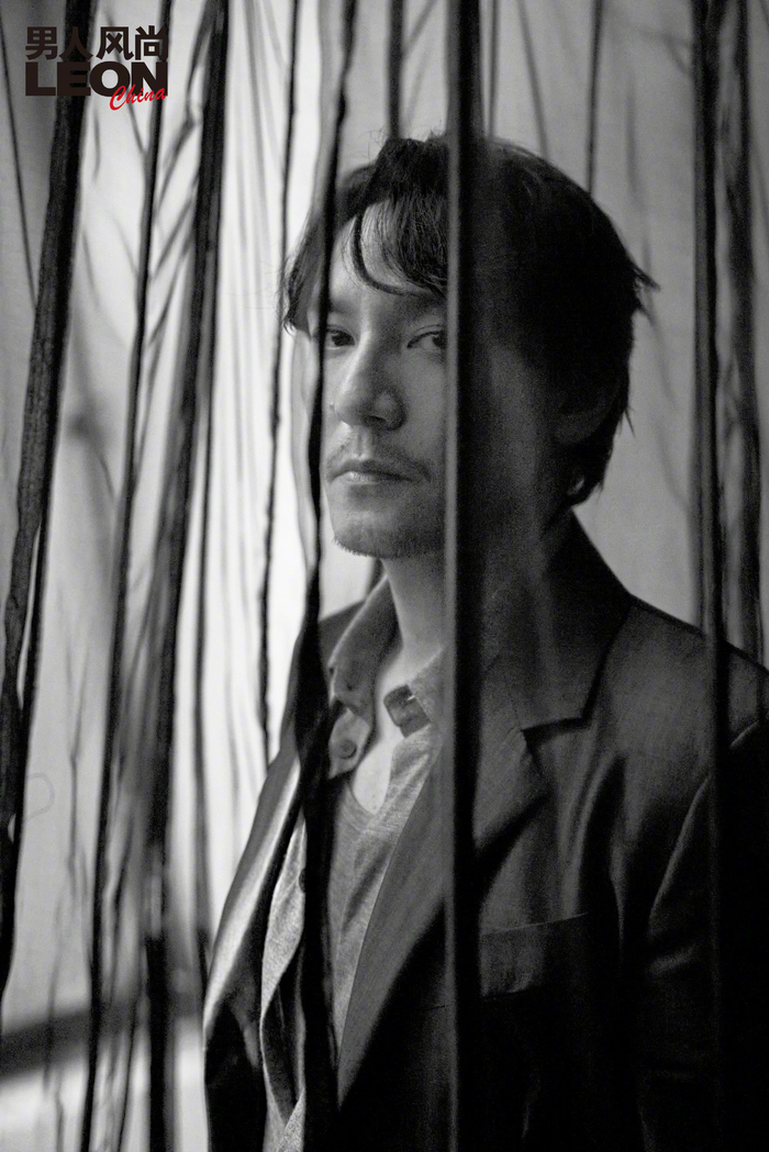 张震登leon男人风尚四月刊封面依旧沉稳帅气