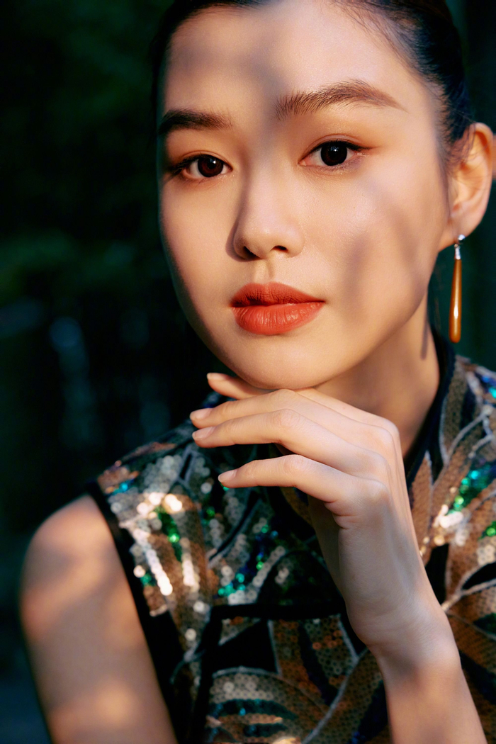 陈瑜身穿 m essential by muki ma jimmy choo温和洁净