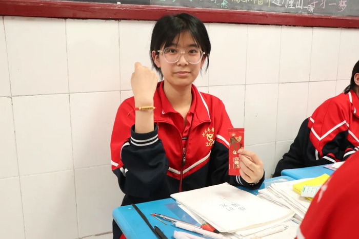 枣强中学老师"红绳"送好运