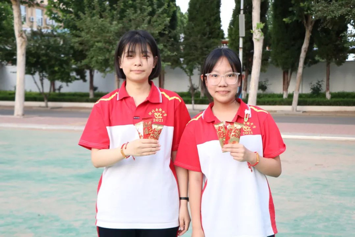 枣强中学老师"红绳"送好运