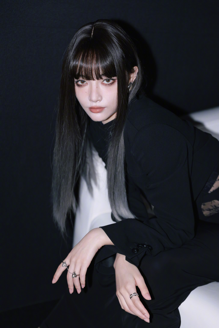 许佳琪近期造型集合有!暗黑小皮裙,秋日美拉德,亮红长波浪