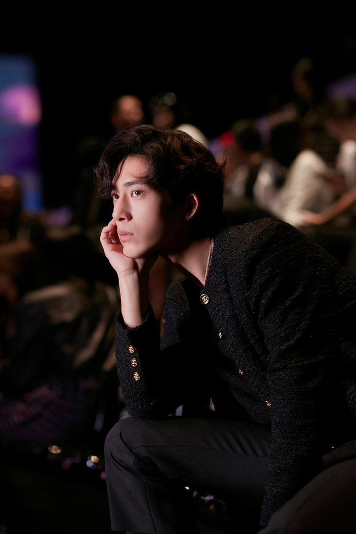 井柏然chanel深圳看秀look!黑色套装搭配复古风卷发