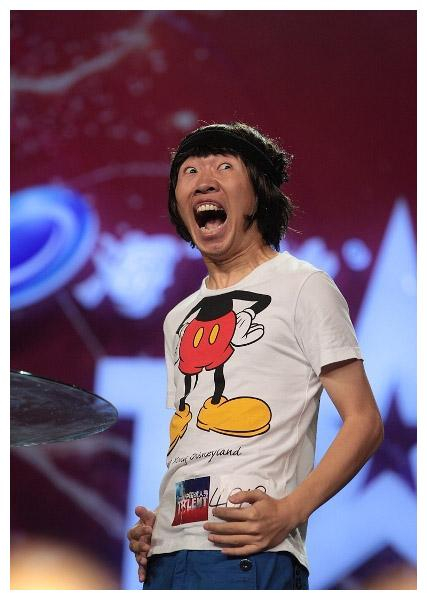 很多人第一次认识杨迪,是因为他模仿龚琳娜演绎《忐忑》,那极度夸张