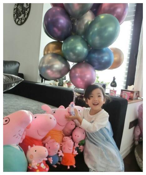 刘畊宏一家为小女儿庆生小泡芙似公主兄妹三人再现复制粘贴脸