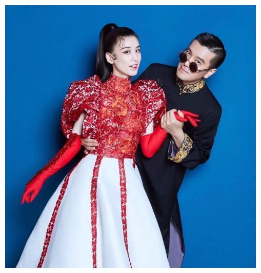 杨子和黄圣依的合影,看了想把姐夫裁掉,这就是三线农村影楼风吧