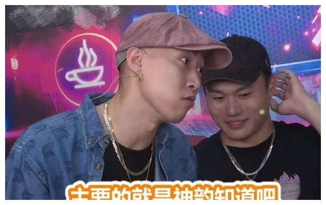 最尬表情管理一波王炸在线模仿一博队长小鸡两字概括深情沉醉