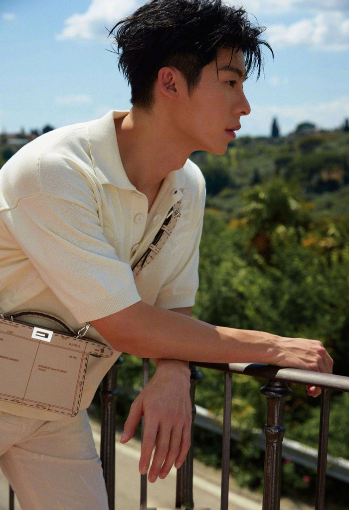 许光汉佛罗伦萨看秀出发图身穿fendi2024春夏系列新款