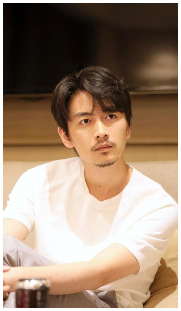 陈晓留络腮胡太沧桑!粉丝帮p掉胡子嫩回白月光,颜值碾压王一博