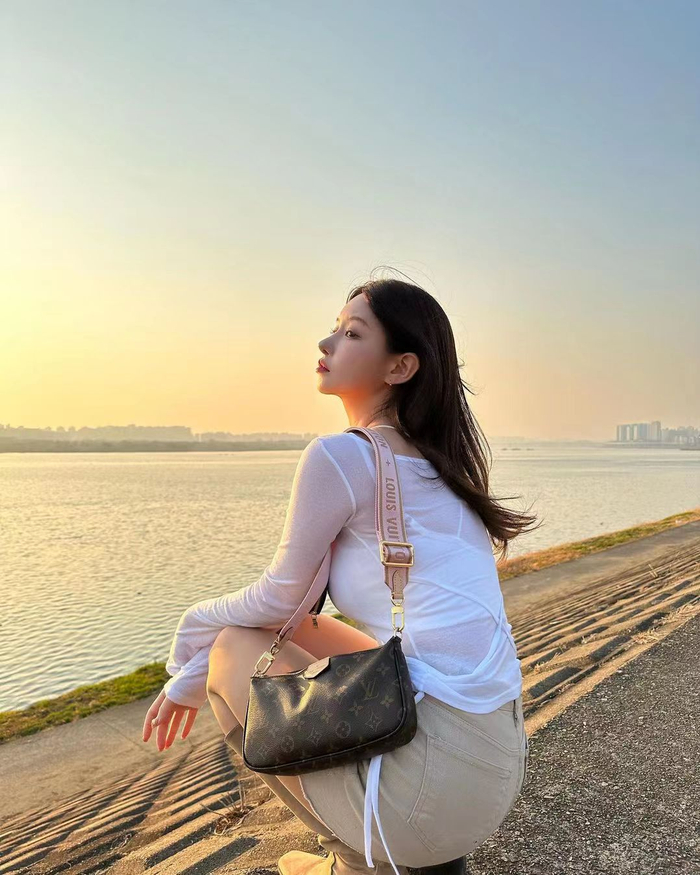 夕阳西下美女自拍